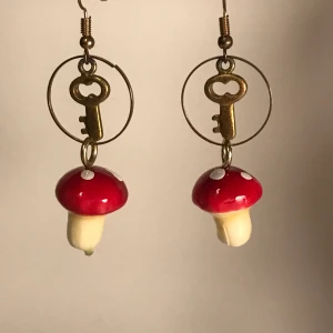Svamp örhängen🌱 - Örhängen med svampar och nycklar🍄 Handgjorda! Hela är Ca 6cm🦋