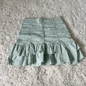 Säljer min helt nya oanvända kjol från zara som tyvärr inte kommer till användning utan bara tar plats. Den är i storlek S men passar även Xs. 
