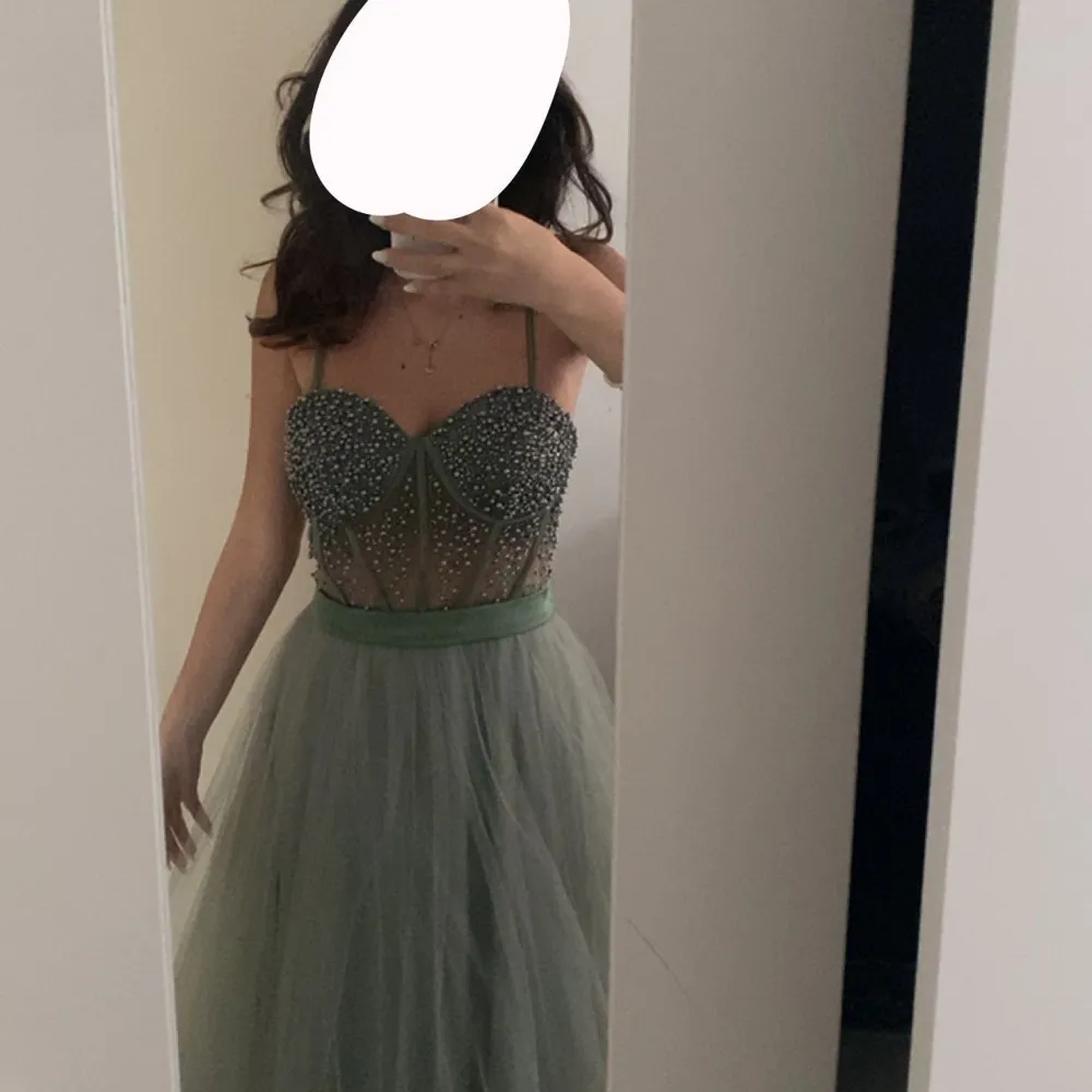 Hej jag säljer min mintgröna klänning som jag har använt 1 kväll storlek xs/s . Klänningar.