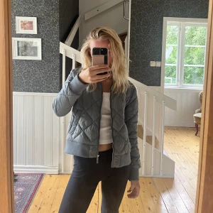 grön jacka åhléns  - grön bomberjacka från åhléns med fina sömmar🤗💕