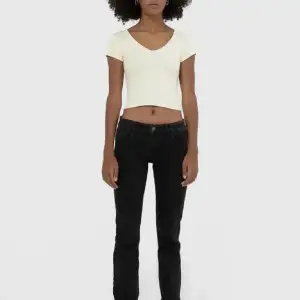 Säljer nu mina low waist straight jeans från strandivarius i storlek 34 ✨ knappt använda då de var för små för mig så väldigt fint skick, de är ganska små i storleken så passar nog mer en 32:a ✨ Midjemått på 35cm ✨ Fråga gärna om ni har frågor 🫶