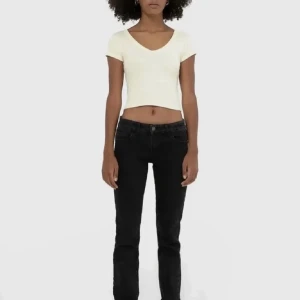 Svarta low waist straight jeans  - Säljer nu mina low waist straight jeans från strandivarius i storlek 34 ✨ knappt använda då de var för små för mig så väldigt fint skick, de är ganska små i storleken så passar nog mer en 32:a ✨ Midjemått på 35cm ✨ Fråga gärna om ni har frågor 🫶