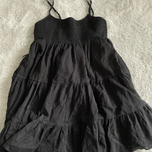 sundress - den virala klänningen från zara, aldrig använd pga att de inte är min stil. prislapp finns kvar. har gått sönder lite vid bandet men går nog enkelt att laga. pris kan diskuteras
