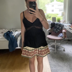 Kjol zara - Superfin kjol från zara som köptes förra sommaren. Superbra skick och passar både på fest och till vardags. Den ör i storlek M men passar både större och mindre eftersom att det pr resår i midjan. Står ej för frakt 🥰