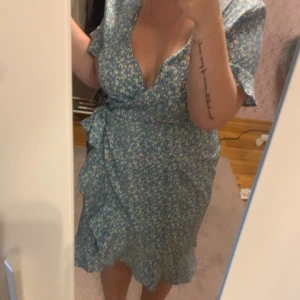 Blå fin klänning  - Knappt advänd jätte fin stolek 38 men passar säker mindre🤍frakt tillkommer 