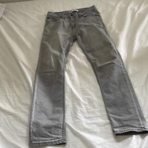 Ett par gråa levis jeans i skick 9/10. Passform är slim fit. Pris 150kr