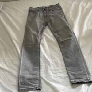 Levis jeans - Ett par gråa levis jeans i skick 9/10. Passform är slim fit. Pris 150kr