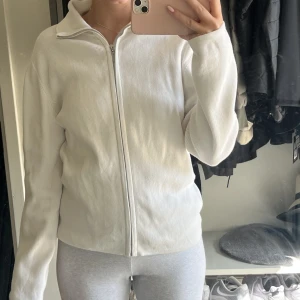 Kofta från Åhléns  - Kofta från Åhléns köpt på second hand, ett litet hål i nacken men syns inte eftersom kragen går över. Mer som en S än M