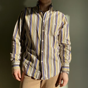 Vintage burberry skjorta - En fin randig vintage skjorta från burberry. Uppskattar storlek L. 