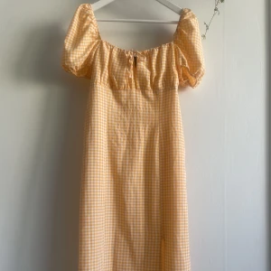 Rutig gul klänning - Gulvit-rutig klänning från H&M divided. Puffärmar & slits. 