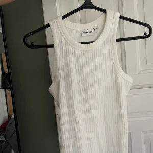 Vitt linne 🤍 - Väldigt coolt vitt linne!! Aldrig använd! Köparen står för frakt 📦 🤍