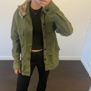 Grön skjortjacka  - En grön skjortjacka ifrån Saligia i storlek S. Jackan är köpt secondhand men i fint skick.