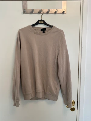 Beige sweatshirt - Beige sweatshirt från hm i fint skick, sparsamt använd!