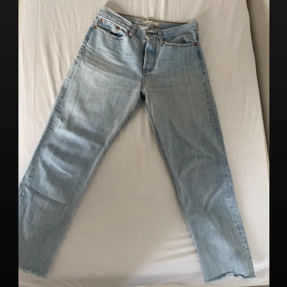 ljusblå levi’s jeans, modellen ”wedgie straight” i utmärkt skick! säljer då de är lite för stora för mig, som normalt bär 36 i jeans. längden passar mig som är 158! supersköna jeans, som passar till allt! hör av dig vid ev. frågor!💞. Jeans & Byxor.