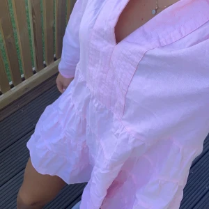 Klänning  - En super fin klänning från Zara!  Storlek M men passar även S och Xs! Aldrig använd, lappen är kvar! Nypris 399kr säljer för 200🫶🏼✨💓