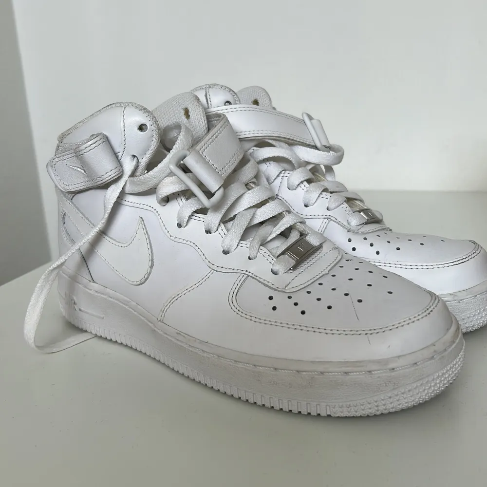 Få gånger använda sneakers. . Skor.