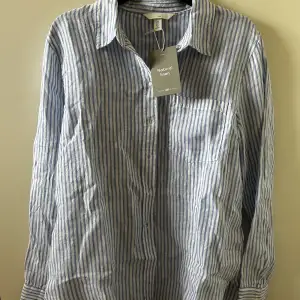 Säljer denna slutsålda blå/vit randiga linneskjortan från h&m i storlek S. Säljer då den tyvärr var för stor på mig ☺️ Aldrig använd, endast testad en gång! 🤍
