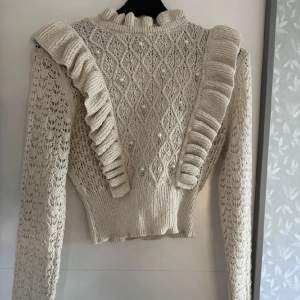 Säljer denna jättefina tröjan från Zara då den inte kommer till användning💓 Näst intill oanvänd, nyskick 💓 Lite stretchigt material så passar olika 💓