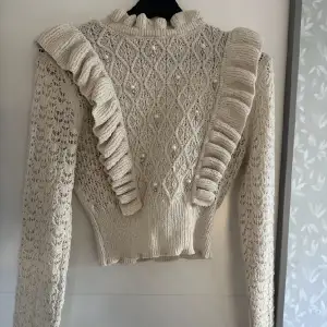Säljer denna jättefina tröjan från Zara då den inte kommer till användning💓 Näst intill oanvänd, nyskick 💓 Lite stretchigt material så passar olika 💓