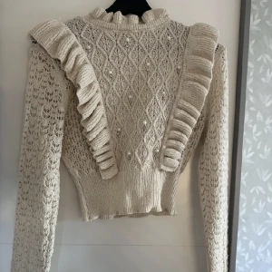 Zara topp - Säljer denna jättefina tröjan från Zara då den inte kommer till användning💓 Näst intill oanvänd, nyskick 💓 Lite stretchigt material så passar olika 💓