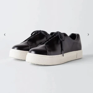 Eytys  - Säljer mina svarta eytys. Bra skick. Lädret är som nytt och den enda defekten är på snöret. Vita extrasnören kommer dock med och man kan självklart byta skosnören enkelt. Egna bilder kan skickas vid intresse. 🩷