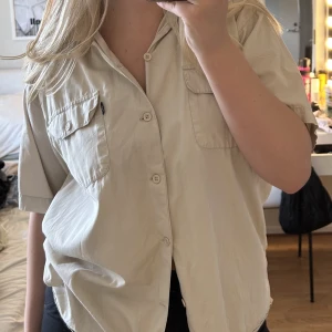 Skjorta - En snygg beige vintage skjorta i mycket bra skick. Skit snygg att ha som den är eller som cover up. 