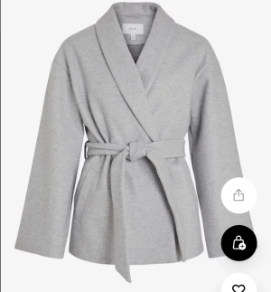 Vila kappa grå  - Säljer den då den inte har kommit till användning. Har använt den ex an  tre avgånget med den är som helt ny. Den  är dock stor i storleken. Köparen står för frakten, priset kan diskuteras 💕om det är flera som är intresserade så blir det budgivning 💗