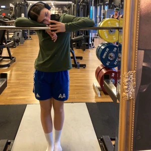 Träningströja - denhär tröjan har jag använt under alla mina ”faser” i gymmet, lite oversized så den har både varit ”normal” passform och ”stor” passform, ärmarna är tillräckligt långa för att kunna röra sig utan att de blir för korta! 