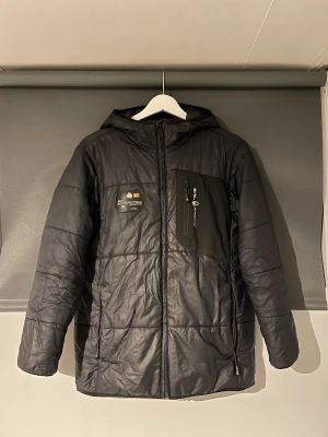 Sail racing jacka - Sail racing jacka  Storlek 160  Använd nåra gånger men är i bra skick