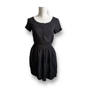 Svart sommarklänning - Tunt supermjukt tyg, perfekt för sommaren! Två fickor!