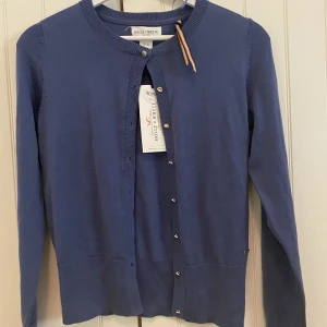 HOLLY & WHYTE kofta  - Holly whyte kofta/tröja köpt från lindex. Har Bara testat den✨en helt ny kostar 300 men säljer min för 259 för att jag har inte använt den och prislappen är kvar💙