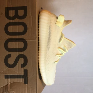 Yeezy 350 butter  - Yezzy 350 äkta säljs för en STEAL!! Har orderbekräftelse, kvitto och box kan gå ner i pris i snabb affär helt nya