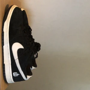 Nike sb dunk wieger 2006 - Hej säljer ett par rare sb dunk wieger en grail för många jättebra skick men använda har äktenhetsbevis men inte box kan gå ner i pris
