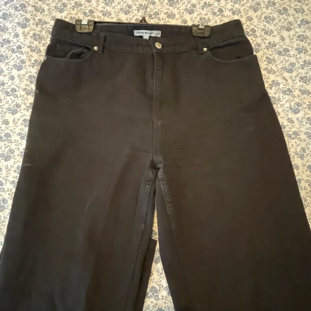 Svarta jeans i storlek 44 från Denim Rebel. Snygga jeans som använts flitigt. Några spår av användning t.ex den vita färgen på bilden. Flera frågor tas emot angående skick✨. Jeans & Byxor.