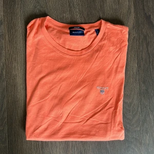 Gant T-shirt  - Helt ny och oanvänd T-shirt från Gant.   Rensar ur min garderob från en hel del oanvända kläder🌼 Kika och se om du ser något mer i min profil som du gillar så skickar jag med det till dig också!😊 Fler kläder kommer! 