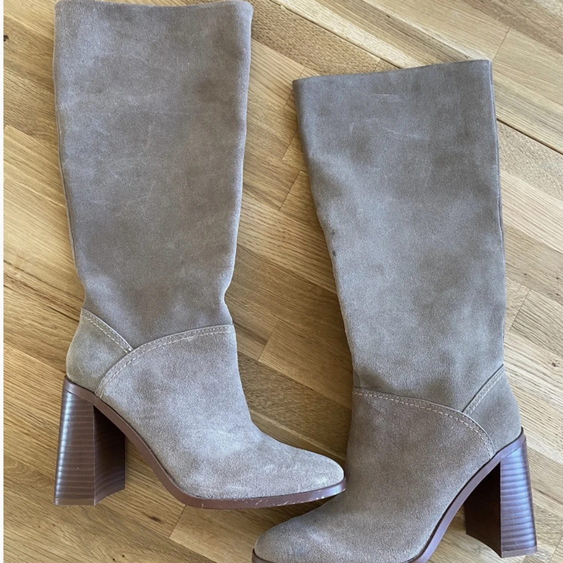 Stövlar med klack i mocka  - 91