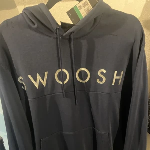 Nike swoosh hoodie - Nike swoosh hoodi navy blå ny och aldrig använd. storlek xl och  bra i storleken 