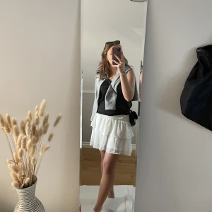 Chelsea kjol - Jättefin kjol från Chelsea i storlek XS. Kommer inte till användning längre. Skriv om ni vill ha fler bilder eller övriga frågor. Pris kan diskuteras och köparen står för frakten❤️