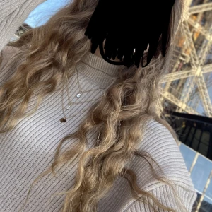 Brun långärmad tröja - Säljer jättefina bruna tröja från Zara som är perfekt till hösten men funkar också under resten av året. Säljer då den inte kommer till användning 