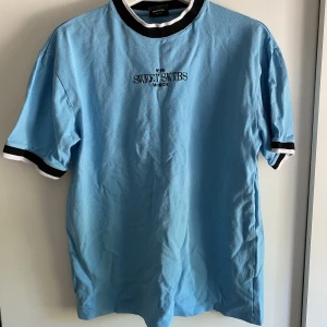 SWEETSKTBS - T-shirt (M) - - använd 1-2ggr - nytvättad  - strykt 