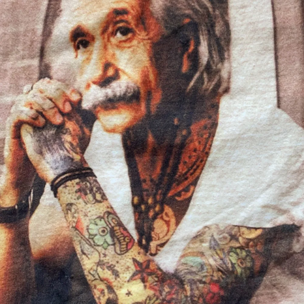 Säljer den här då den aldrig används, det är Einstein med tatueringar :). T-shirts.