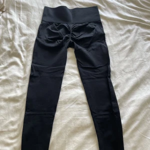 Träningstights - Svarta träningstights med scrunch på baksidan 💗