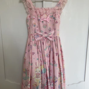 Angelic Pretty klänning - Angelic Pretty ”Toy Paradise”🩷Fint skick, skriv om du har frågor :)