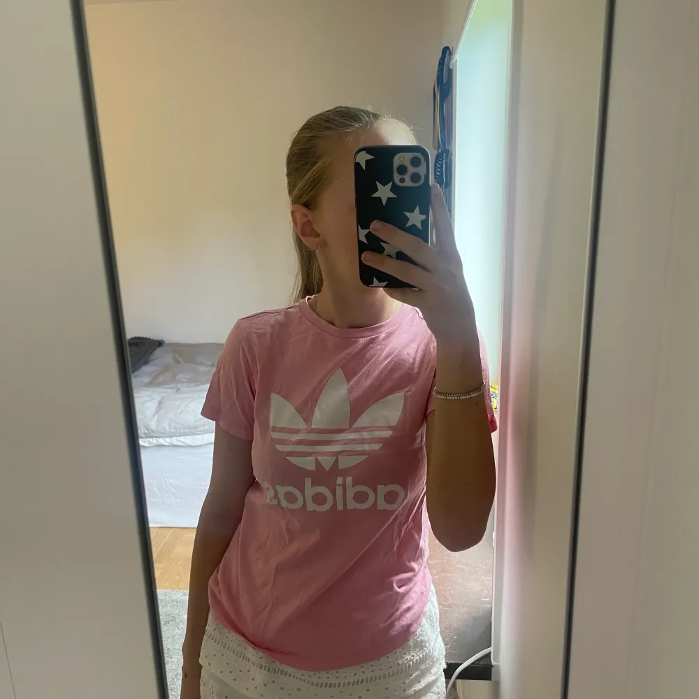 Jättefin T-shirt från adidas jag säljer då den inte används av mig längre. 🙌🏻💘 Superfint skick! Har svårt att se vad det står gör strl men tror 146, men skulle säga att den är xxs-xs! 💞 Frakt tillkommer, kontakta mig vid frågor mm ☺️. T-shirts.