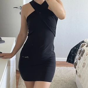 Kort klänning  - (Det är spegeln som är smutsig!!) Supersöt festklänning med korsad halsringning, men inte halter och är därför skön i ryggen! ✨