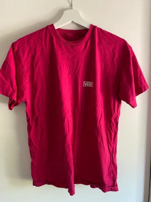 VANS - Tshirt (L) - - Använd ca 10 ggr - nytvättad  - strykt  - Är igentligen ”man” modell men skulle säga att den funkar som ”unisex”.   