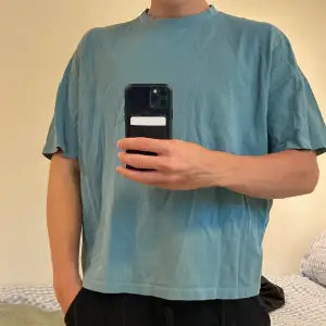 En blå/grön t-shirt från asos i storlek xs. Mycket fint skick 