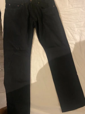 Två par Grant jeans  - Grant jeans regular fit riktigt sköna jeans använda sparsamt inga tecken på skador säljer två par ihop det andra paret har nån liten fläck vid byx knappen tror det är bara och ta och skrubba och tvätta så borde det vara borta 