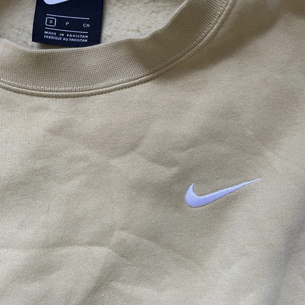 Gul tröja från Nike, nästan helt oanvänd.. Tröjor & Koftor.