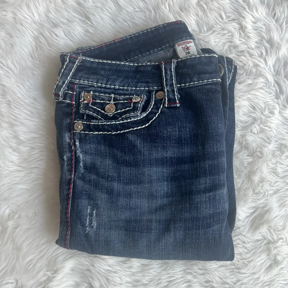 Aldrig använda, lågmidjade true religion jeans i storlek 28. De är tighta upptill å utsvängda ner till. . Jeans & Byxor.
